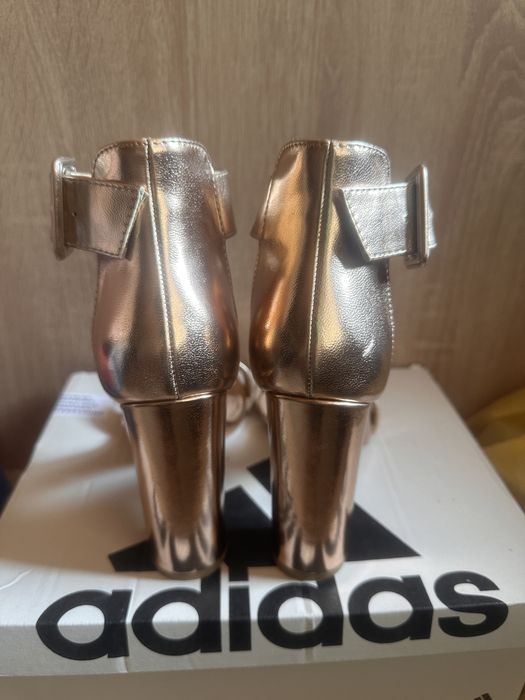 Сандали в златисто -меден цвят