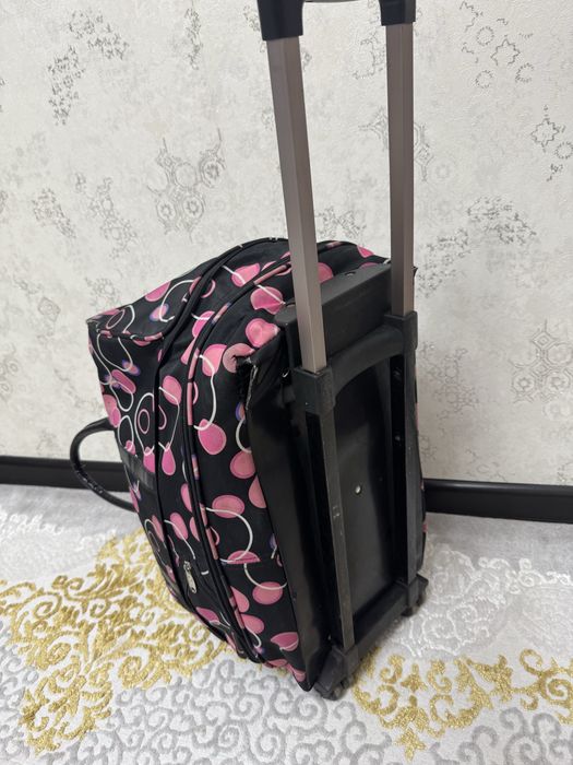 Продам чемодан на колесиках