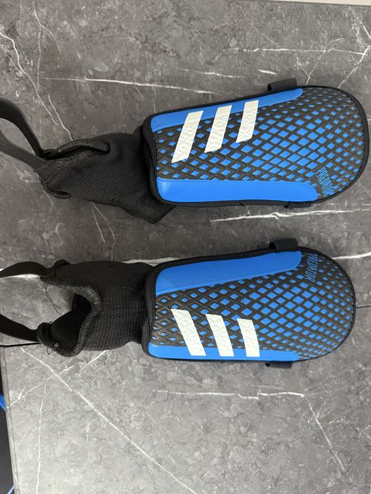 Щитки футбольные