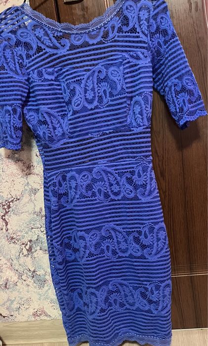 рокля по тялото с ефирен гръб