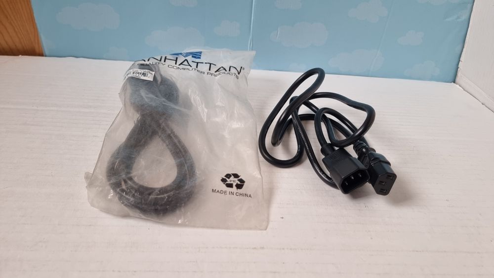 Lot cabluri VGA, DVI-D, scart, alimentare PC, un adaptor DVI - VGA