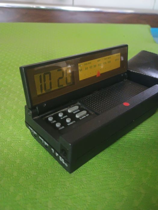 Radio portabil cu ceas și alarmă