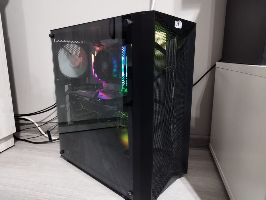 Настолен компютър с монитор и периферия