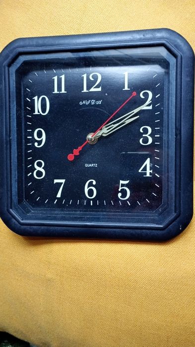 Часовници стенни електрически +Колан дамски+шишове за плетене,