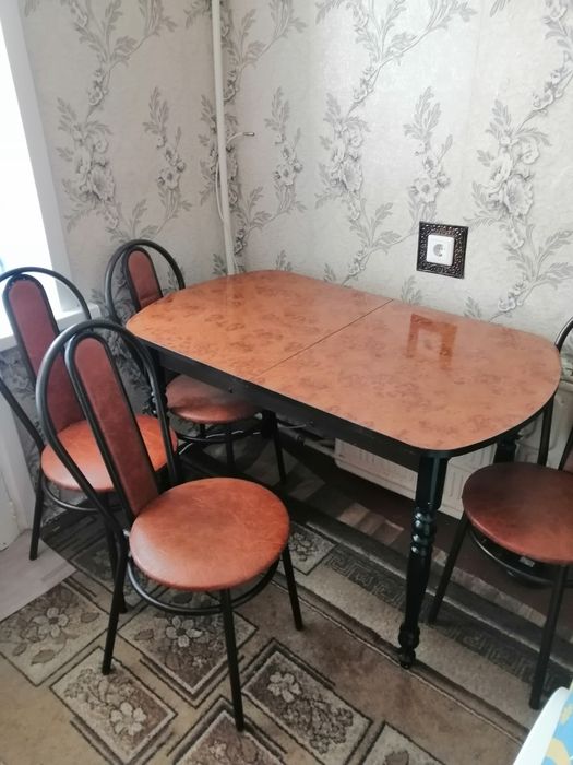 Стол со стульями
