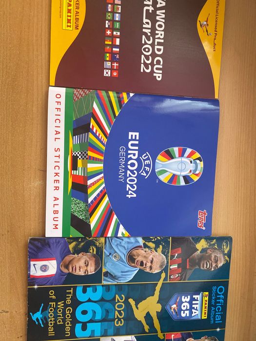 Vând albume de fotbal(fifa WORLD cup , euro , FIFA 365 2023