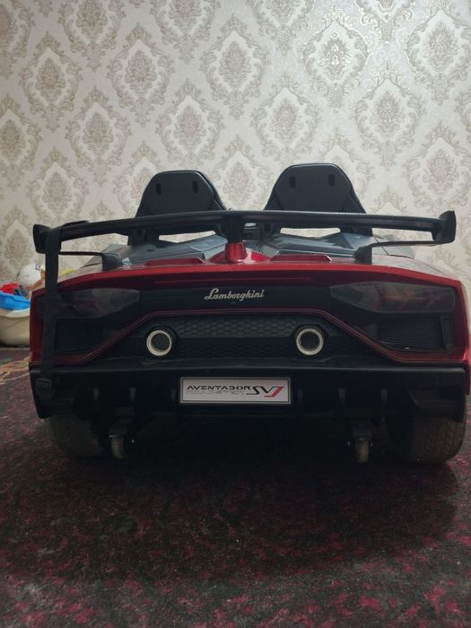 Продам игрушечную машину Lamborghini едет всё исправно работает.