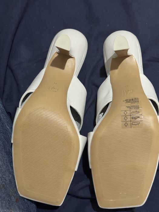 H & M бели сандали на ток