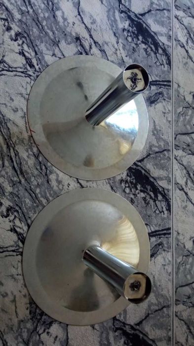 2 броя опори за търговски мебели; 20 лева всяка