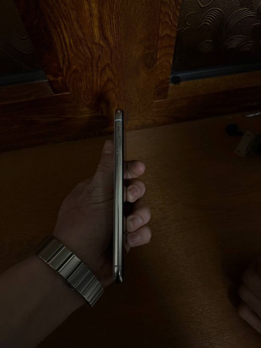 Iphone x telefoni xotirasi 64 talik rangi oq batareka uselenya qoyilga