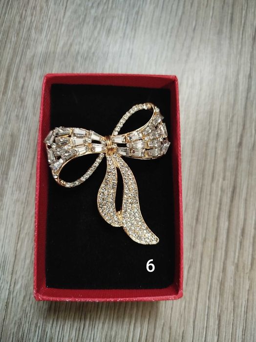 Страхотни брошка в кутия