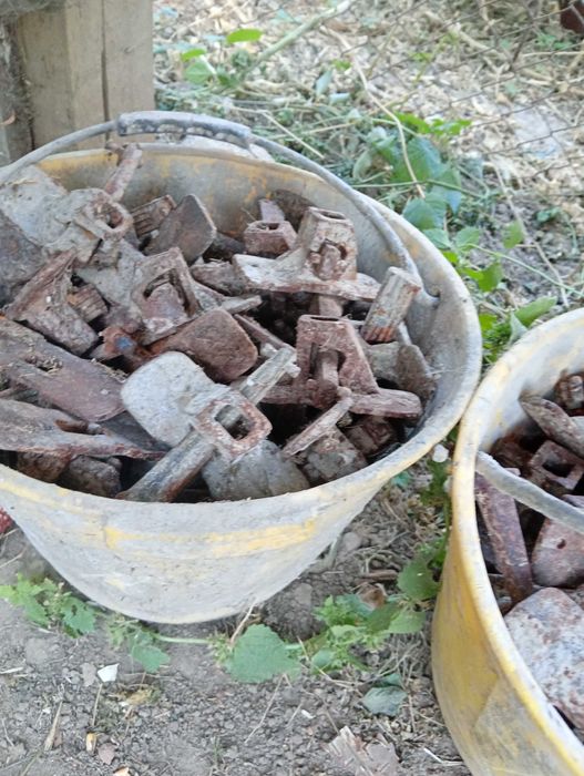 Blocator  cu pana pentru cofrat.de folosite 3.50 Lei buc