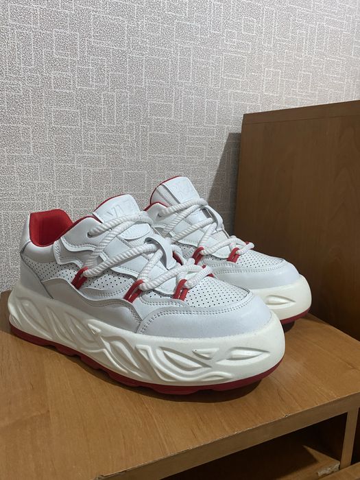 Новые белые кроссовка дли мужчин