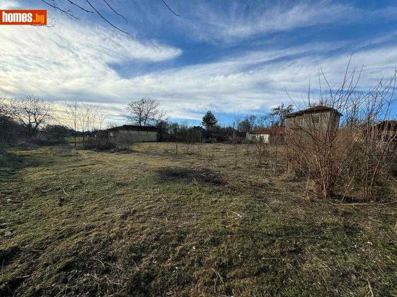 Двуетажна къща в село Макариополско