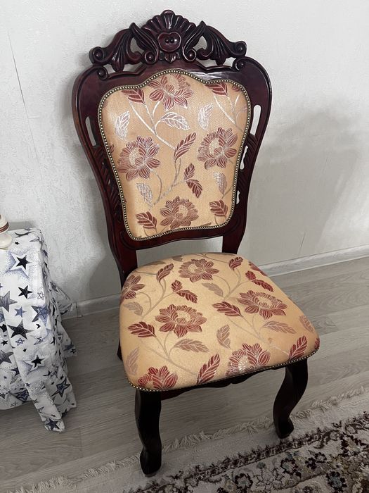 Стол гостинный и стулья