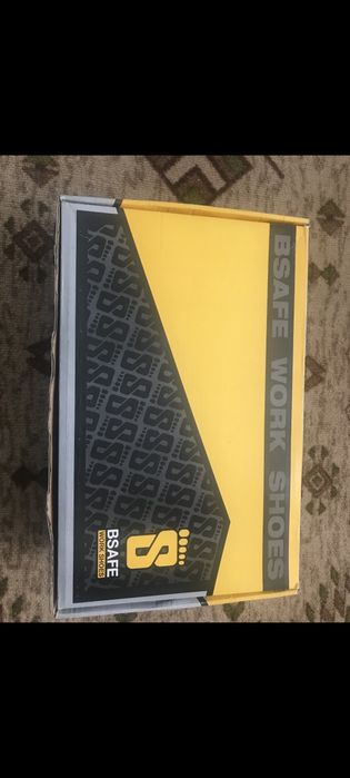 Нови работни обувки с метална пластина