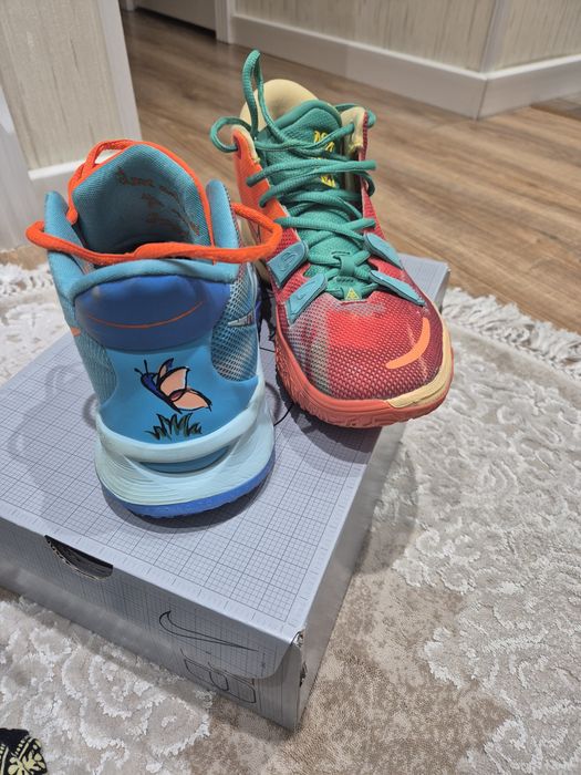 Спортивные кроссовки