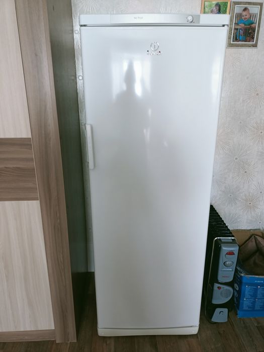 Продам морозильную камеру Indesit