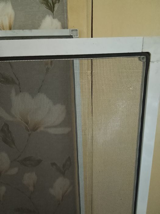 Продам сетку от комаров на балконную дверь