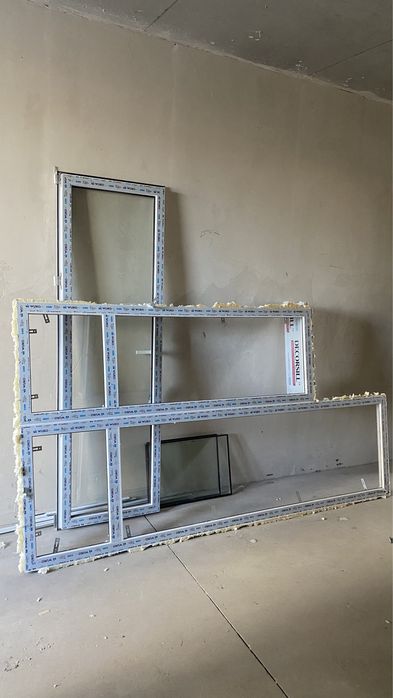 Продам пластиковое окно с дверью.