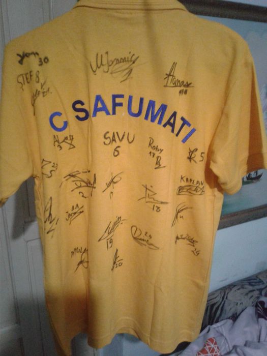 Tricou CS Afumati cu autografe -- Banii merg la un baiat bolnav.