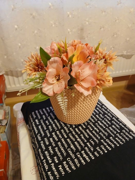 buchet de trandafiri, hortensii si alte flori artificiale