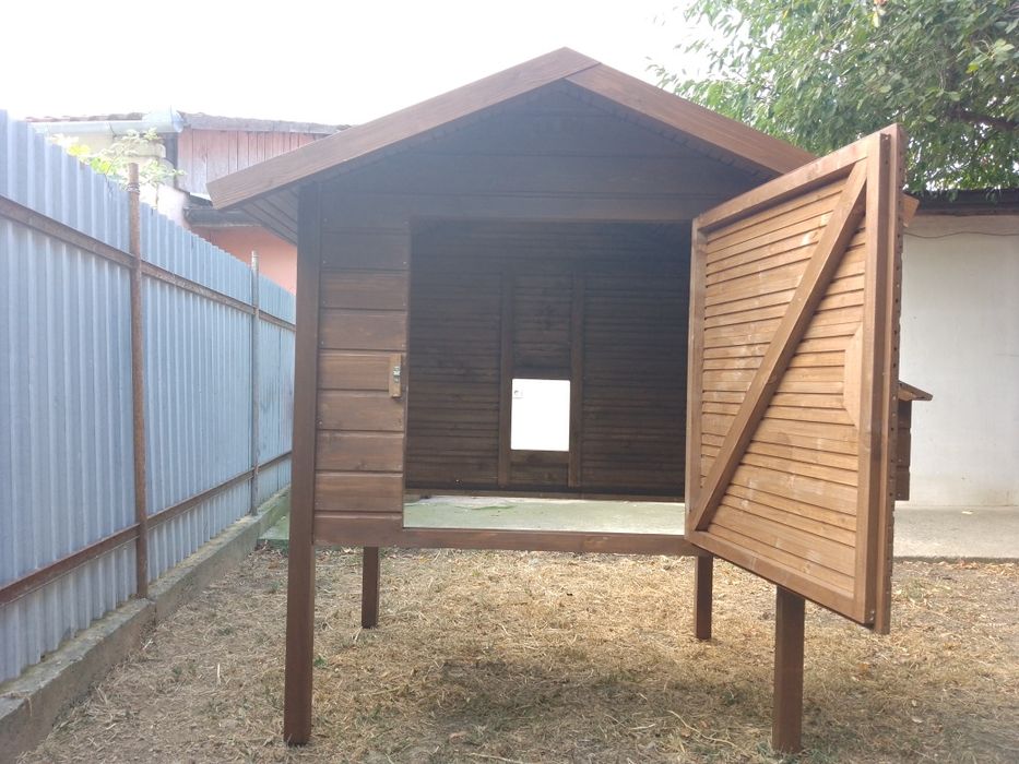 Coteț de găini din lemn