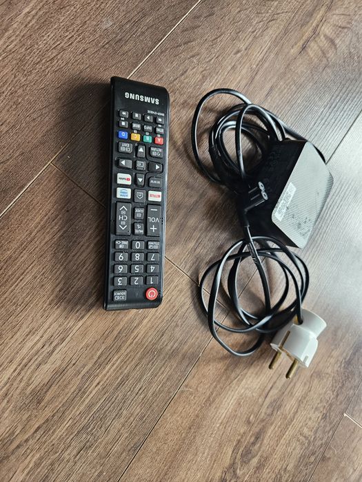 Garantie! TV Smart Samsung 60cm + suport perete rulota