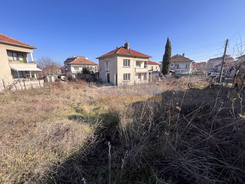 Къща с двор 760 кв.м_лице на 3 улици