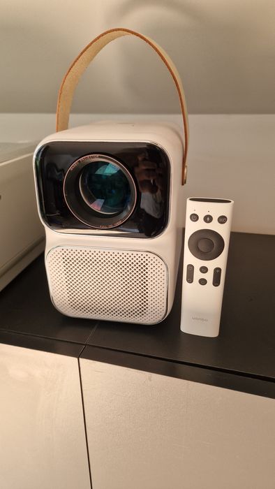 Vand videoproiector micut portabil.