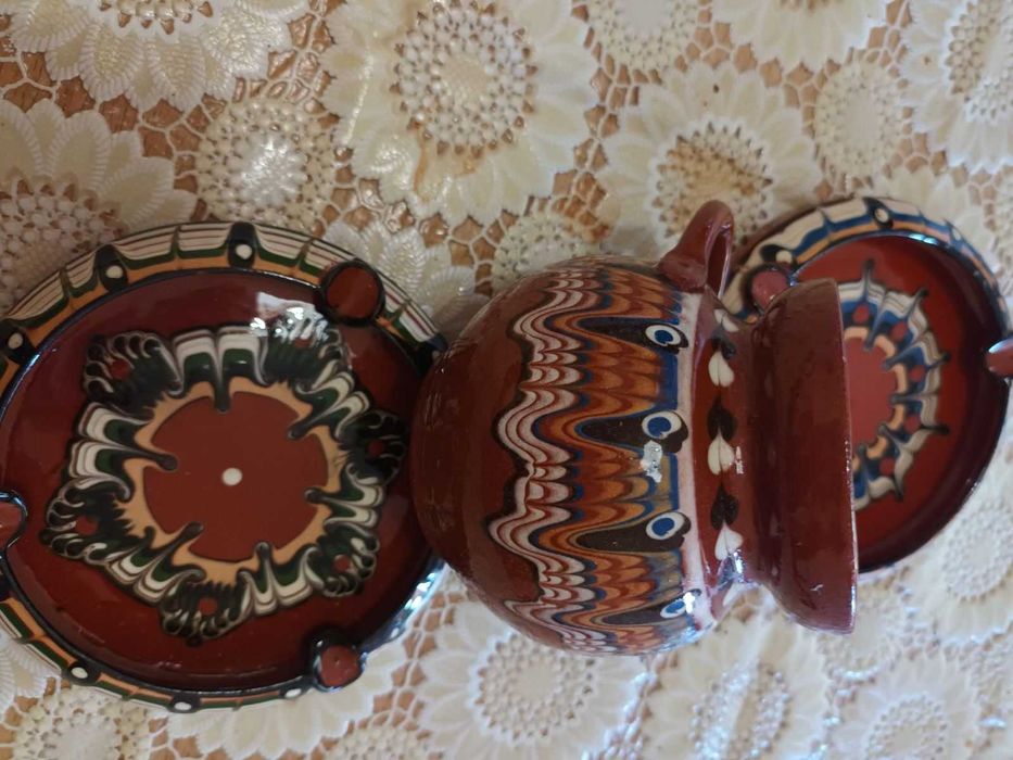 Битови съдове. Два пепелника и малка вазичка.