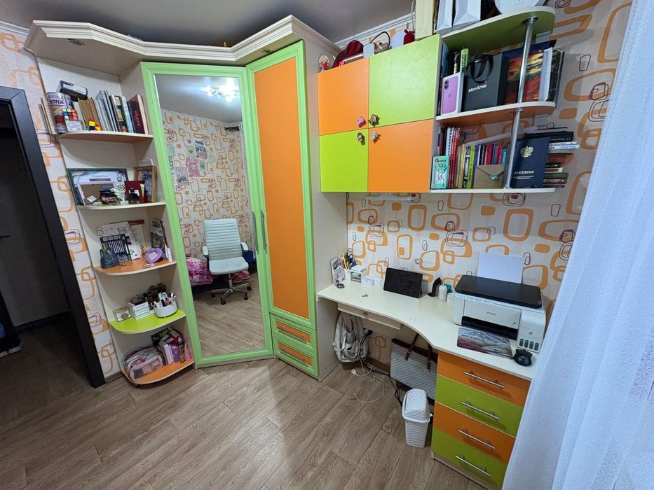 Продам шкаф угловой, полочки, стол