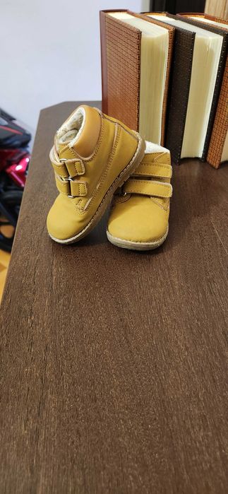 Бебешки есенни боти от естествена кожа