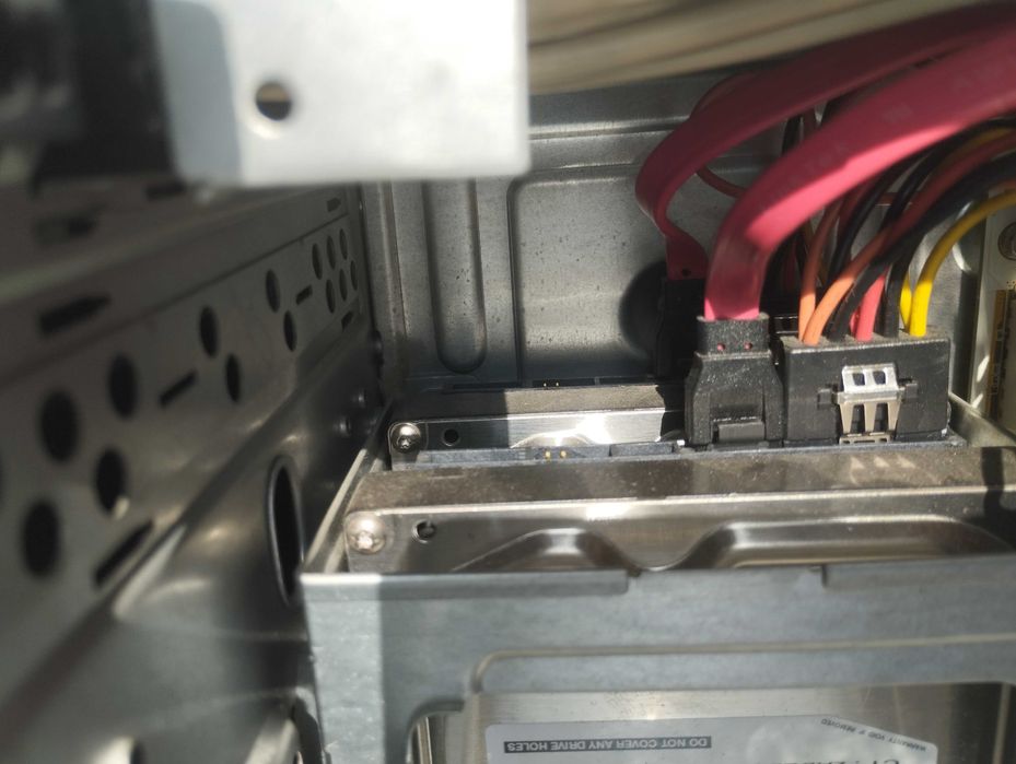 лаптопи и два настолни компютъра