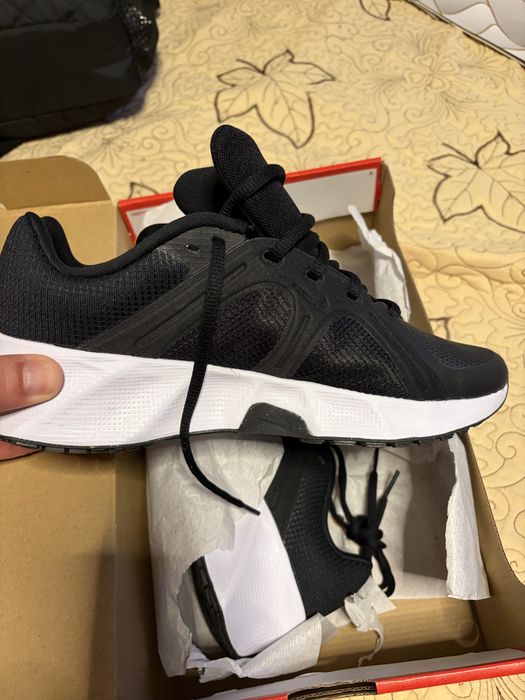 Adidasi nike noi