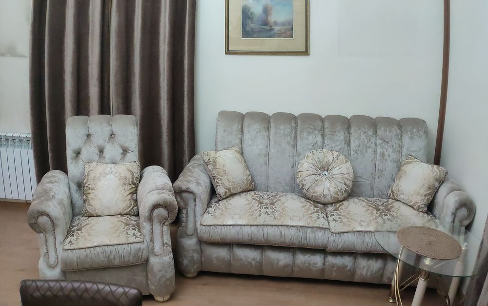 Продается диван и два кресла сделано под заказ. В хорошем состоянии.