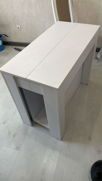 Стулья и стол раздвижной