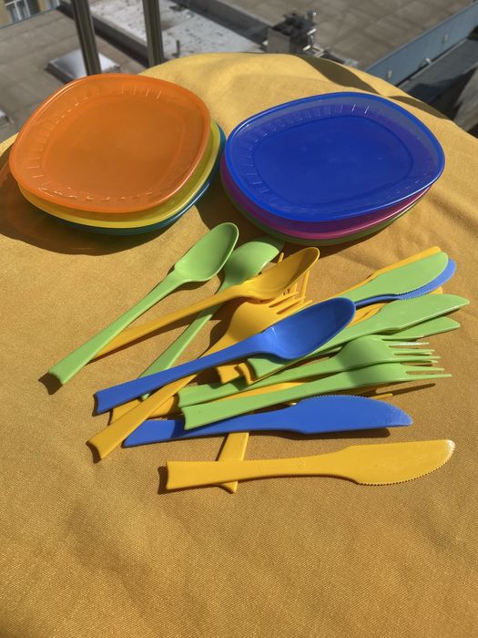 Пласмасови чинии и прибори