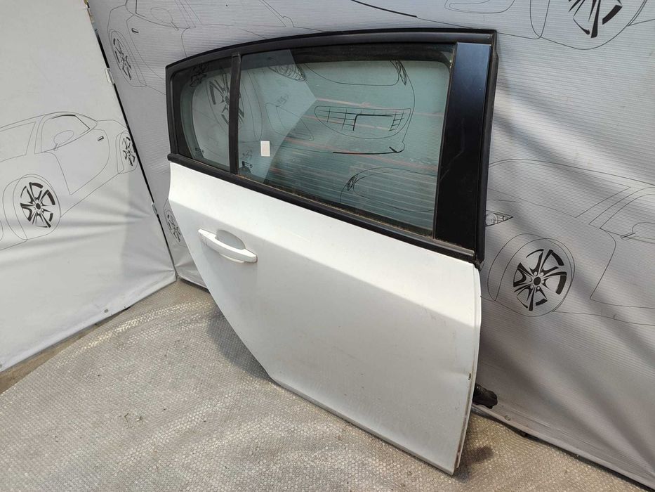 Ușă Spate Dreaptă Chevrolet Cruze Hatchback Alb Cod OEM 95987764 2013 / [2009-2016] / (1D)