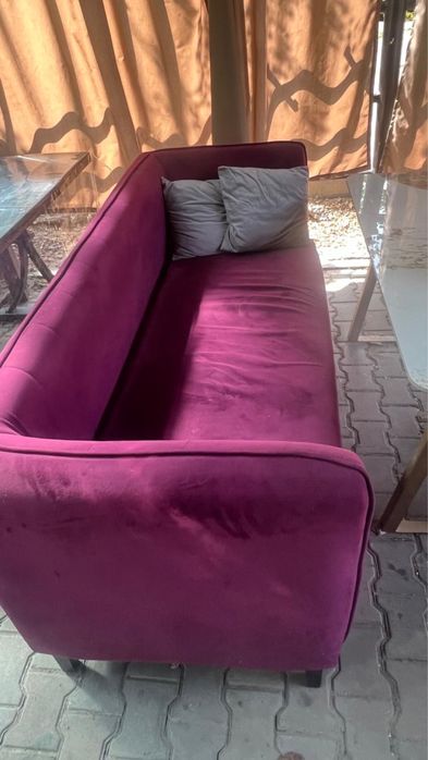 Диван бордовый с тремя подушками