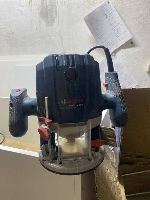 Продам фрезер бош в хорошем состоянии