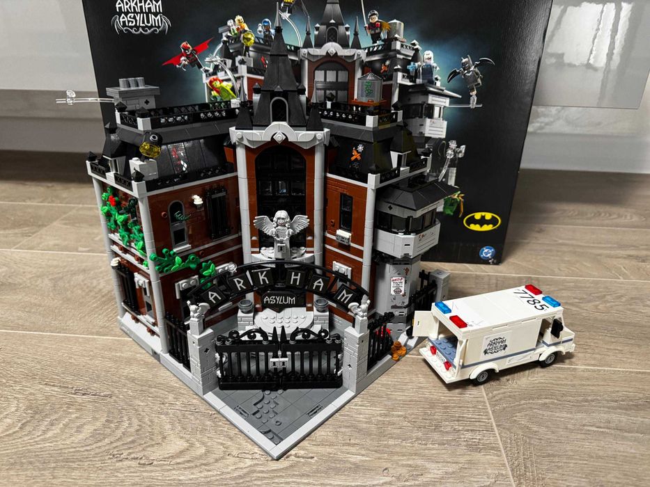 Original LEGO DC Super Heroes 76300 - Arkham Asylum
