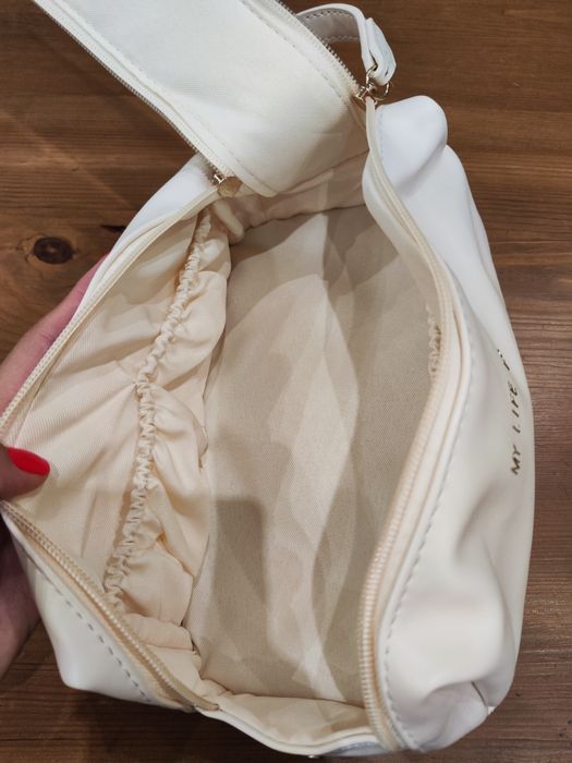 Бяла малка чанта и чанта за козметика