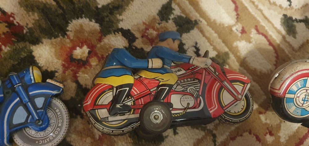 Motociclete vechi de jucărie