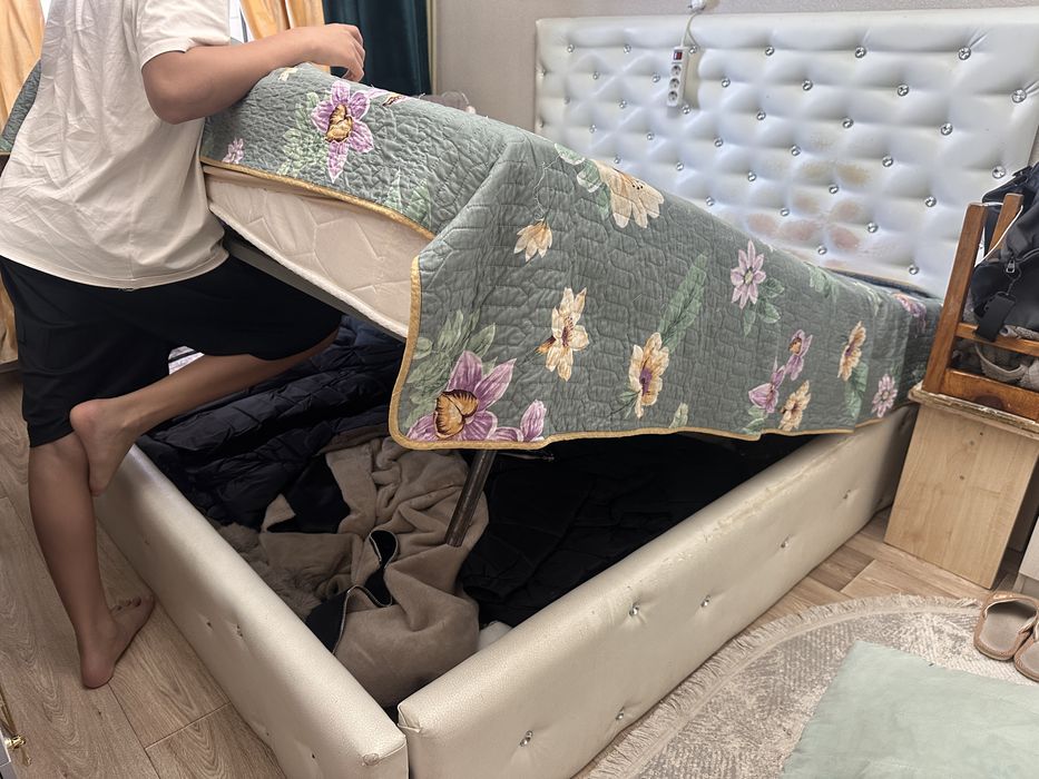 Продам двухспальную кровать с матрасом