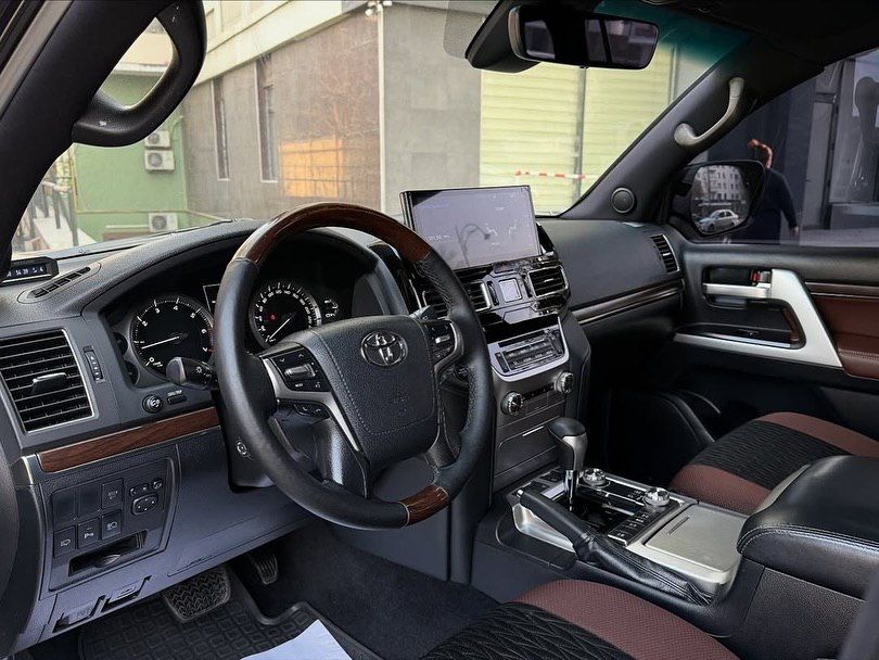 В продаже новый Toyota Land Cruiser 200