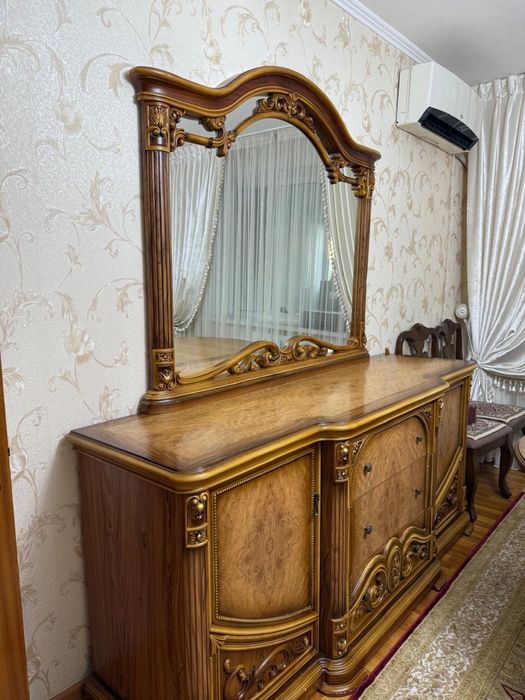 Продается комод с зеркалом для гостиной