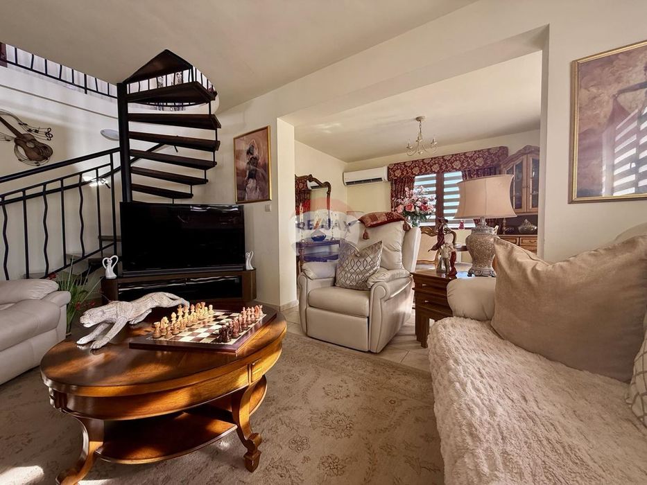 Самостоятелна къща в английски стил с четири спалнии, голям двор и ба