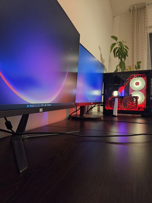 Геймърски комп.  RTX4070 32GB RAM 2 монитора