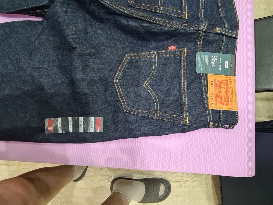Джинсы и куртка Levi's.